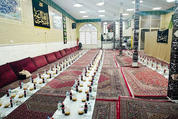 حضور دانش‌آموزان دبستان حاتم ناحیه دو شهرری در مراسم ضیافت افطاری 