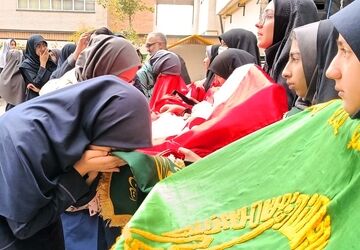 عزاداری ایام فاطمیه با حضور خانواده‌های شهدا در دبیرستان حضرت معصومه (س)