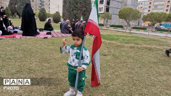  اقامه نماز ظهرِ روز طبیعت در جبهه خیابان