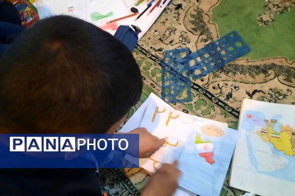 برپایی نمایشگاه دستاوردهای خلاقانه و نقاشی همگانی در دبستان شهید چمران ناحیه دو شهرری 