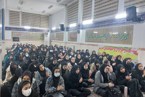 حضور دانش‌آموزان مدارس ناحیه دو شهرری در جشن ولادت حضرت فاطمه (س)