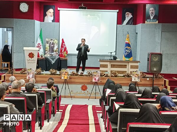 مراسم بزرگداشت رهبر شهید در دبیرستان فرزانگان ۴ در ناحیه یک مشهد  