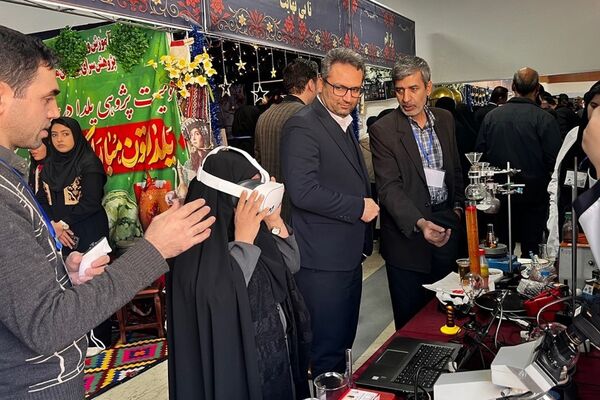 بازدید رئیس اداره آموزش و پرورش کهریزک از نمایشگاه دستاوردهای دانش‌آموزی در اداره کل آموزش و پرورش شهرستانهای تهران 