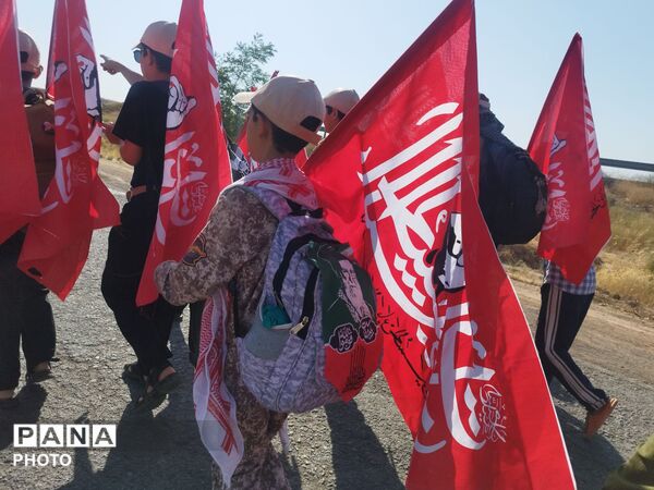 پیاده روی امام رضا (ع) با حضور پر شور دانش آموزان نیشابور در کاروان دانش آموزی