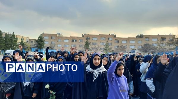 وداع دانش‌آموزان دبیرستان فرهنگیان ناحیه ۷ با شهید گمنام 