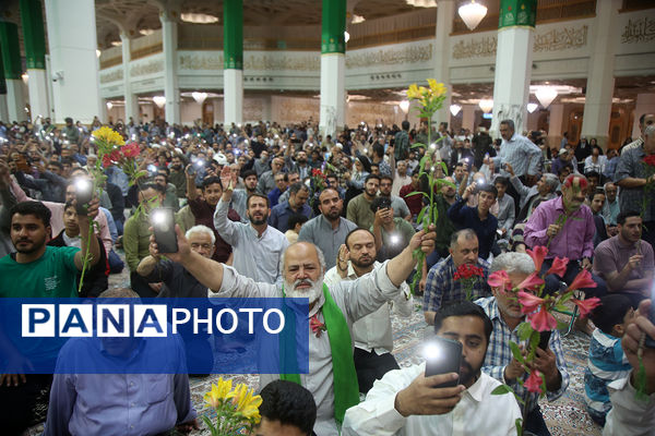 گل آرایی ضریح مطهر حضرت معصومه(س) به مناسبت روز دختر