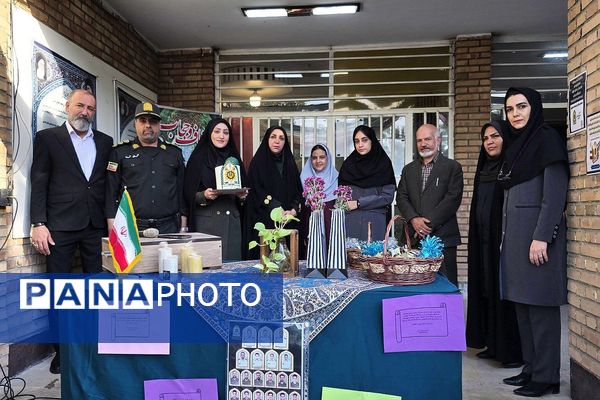 نواختن زنگ امنیت اجتماعی به مناسبت هفته نیروی انتظامی در هنرستان قدس ناحیه دو شهرری 