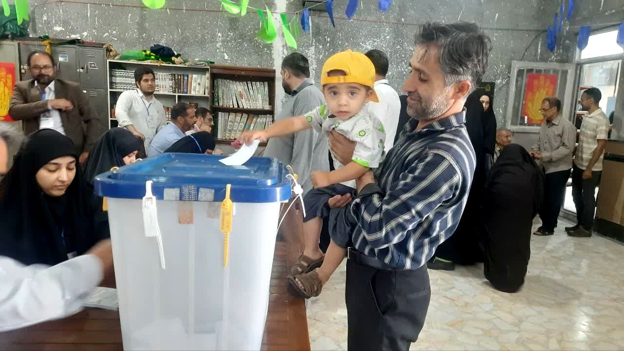 حضور پرشور مردم کرج در پای صندوق‌های رای