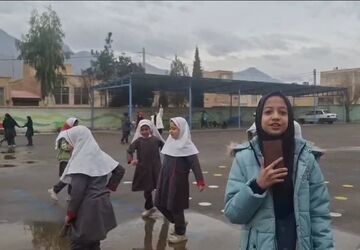 باران بهانه‌ای برای شادی، دعا و امید کودکانه در تفت