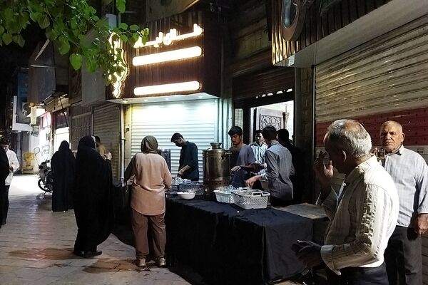 چایخانه حوزه علمیه گلشن در نود و نهمین شب از اجتماعات مردمی نیشابور 
