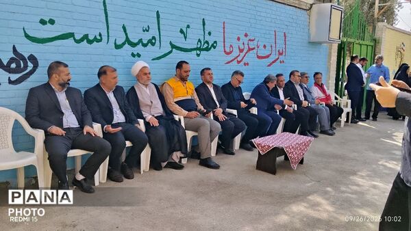 اهتزاز پرچم در مدرسه حضرت معصومه(س) شهر جعفریه 