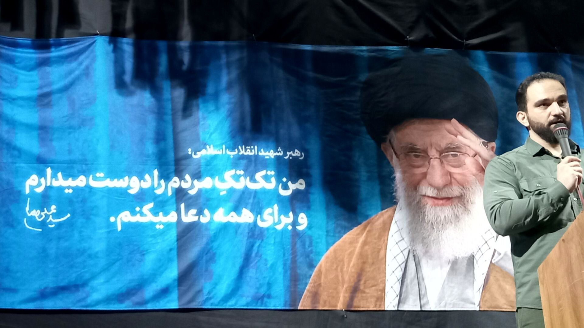 تجمع مردم شهر فردوسیه در دهه امامت در کنار شهدای گمنام