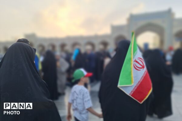 نجوای عاشقانه زائران در روز عرفه؛ مشهد الرضا غرق در زمزمه‌های بندگی