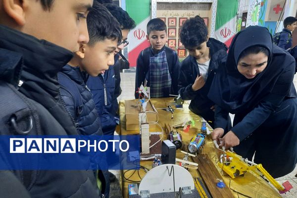 برپایی نمایشگاه دستاوردهای خلاقانه و نقاشی همگانی در دبستان شهید چمران ناحیه دو شهرری 