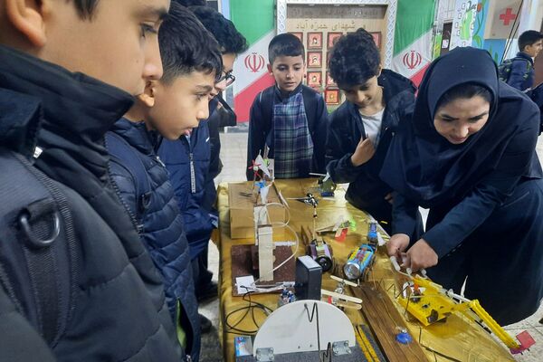برپایی نمایشگاه دستاوردهای خلاقانه و نقاشی همگانی در دبستان شهید چمران ناحیه دو شهرری 