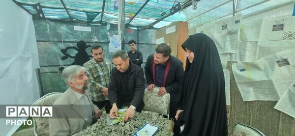 حضور معاون تشکیلات سازمان دانش‌آموزی در غرفه «نوجوان مبارز» 