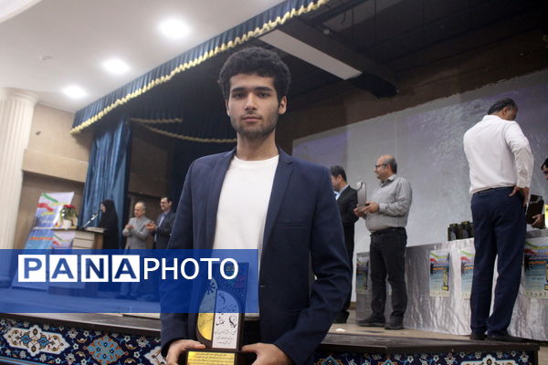 تجلیل از برگزیدگان دبیرستان شهید بهشتی شهرستان بوشهر (2)