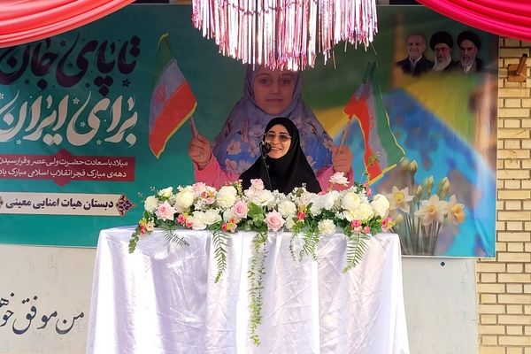 صبحگاه مدرسه معینی بوشهر با حضور معاون وزیر رنگ تازه گرفت