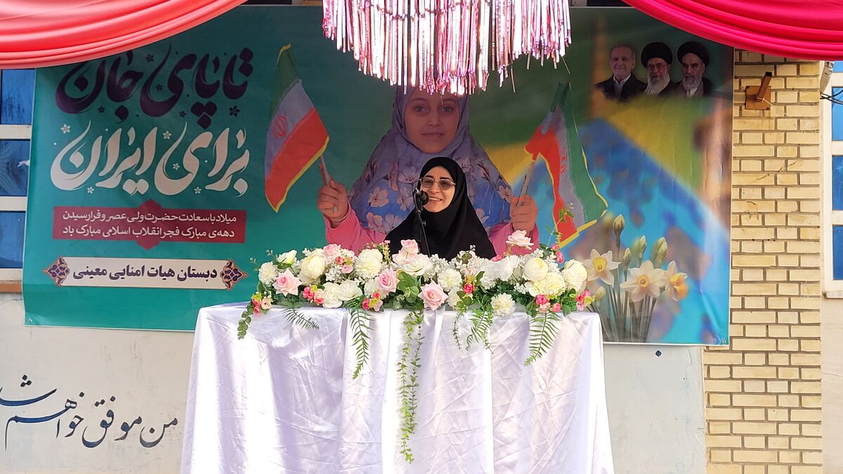 صبحگاه مدرسه معینی بوشهر با حضور معاون وزیر رنگ تازه گرفت