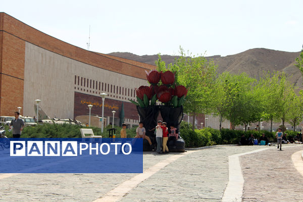 حضور گردشگران روز طبیعت در محوطه باغ‌موزه دفاع مقدس قم