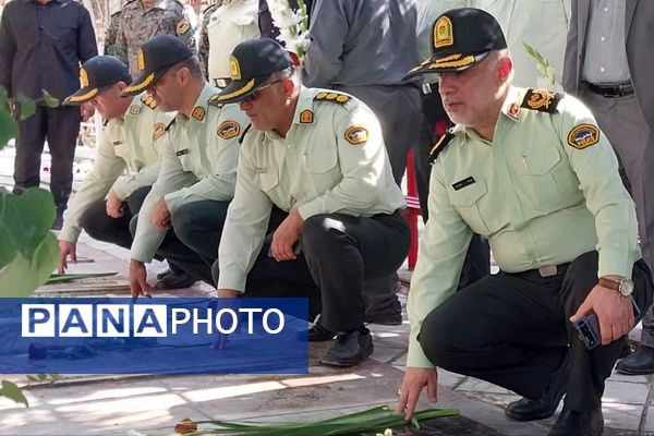 آیین گلباران قبور شهدا در آخرین روز هفته انتظامی