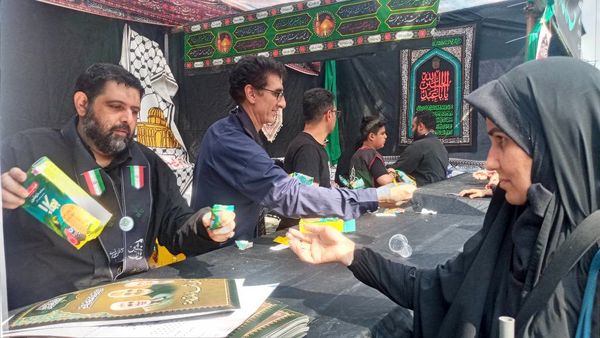 استقبال پر شور مردم از پیاده روی جاماندگان اربعین در مسیر خیابان ۱۷ شهریور تهران