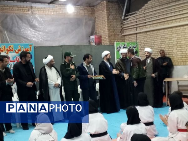 اهدای کمربند به تکواندو کاران فاروجی