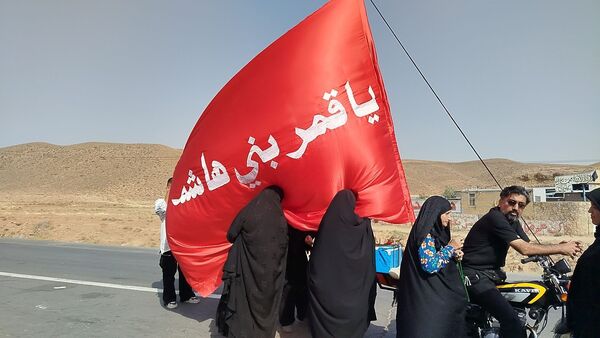 پیاده روی زائران امام رضا(ع) از ملک آباد تا مشهد 