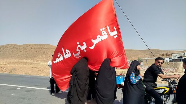 پیاده روی زائران امام رضا(ع) از ملک آباد تا مشهد 