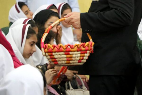 ۴۰۰ نفر از دختران پیشتاز بندرخمیر، پرچم امام مهربانی را به آغوش کشیدند