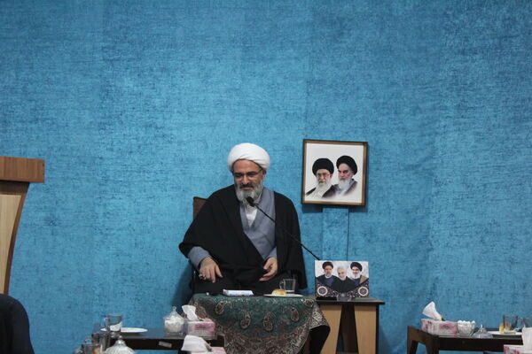 دیدار مربیان و اعضای منتخب سازمان دانش‌آموزی سمنان با نماینده ولی‌فقیه در استان 