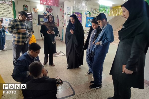 نمایشگاه دست سازه‌های دانش آموزی در دبستان پانزده خرداد ناحیه دو شهرری 