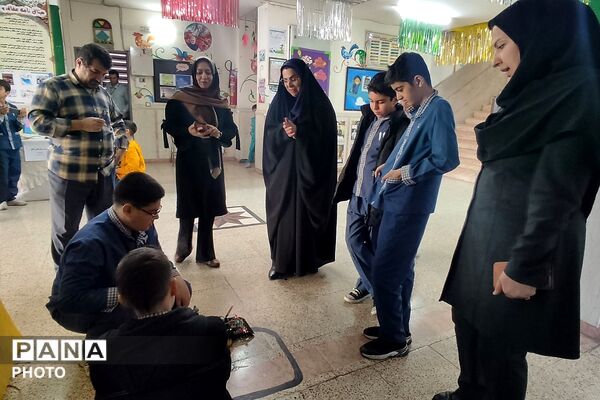 نمایشگاه دست سازه‌های دانش آموزی در دبستان پانزده خرداد ناحیه دو شهرری 