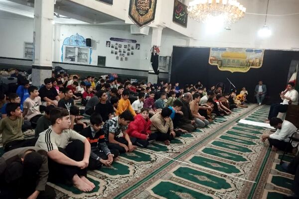 اعتکاف دانش آموزی در مسجد حضرت ابوالفضل قیامدشت