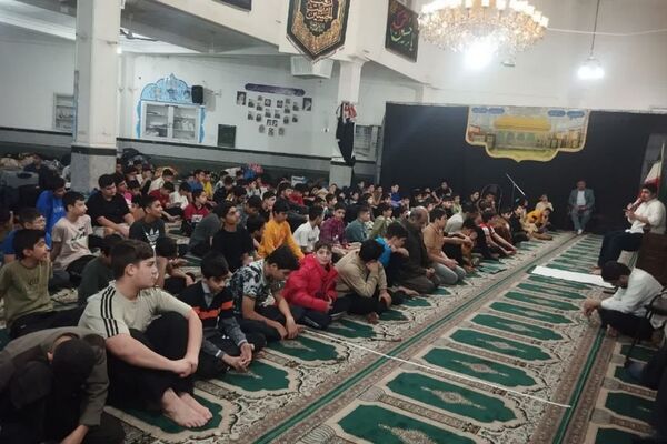 اعتکاف دانش آموزی در مسجد حضرت ابوالفضل قیامدشت