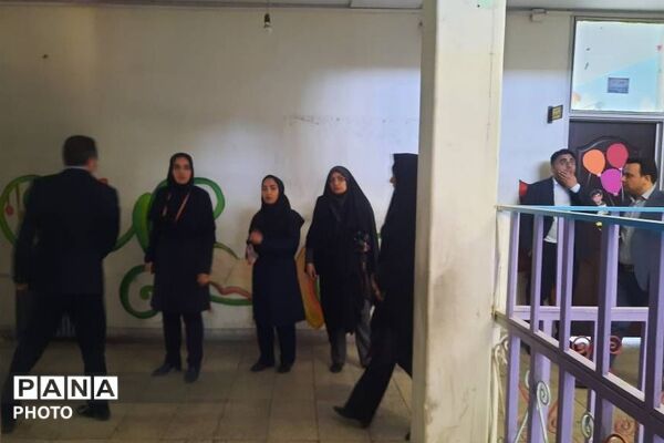 بازدید مدیر آموزش و پرورش ناحیه دو شهرری از دبستان شهید چمران