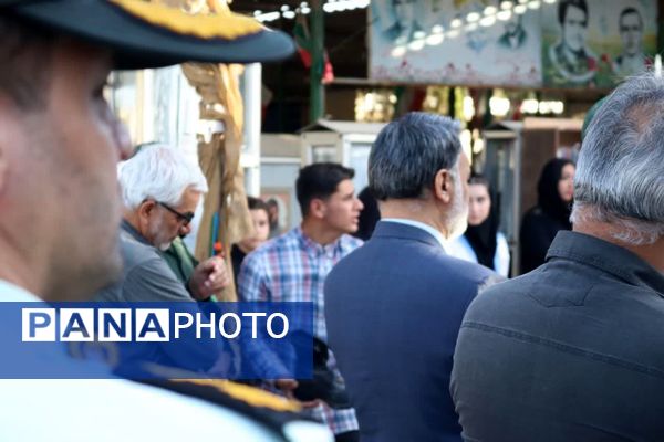  حال و هوای خاص گلباران مزار شهدا در گلزار شهدای شهرستان محلات