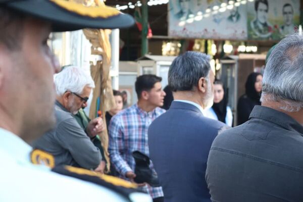  حال و هوای خاص گلباران مزار شهدا در گلزار شهدای شهرستان محلات
