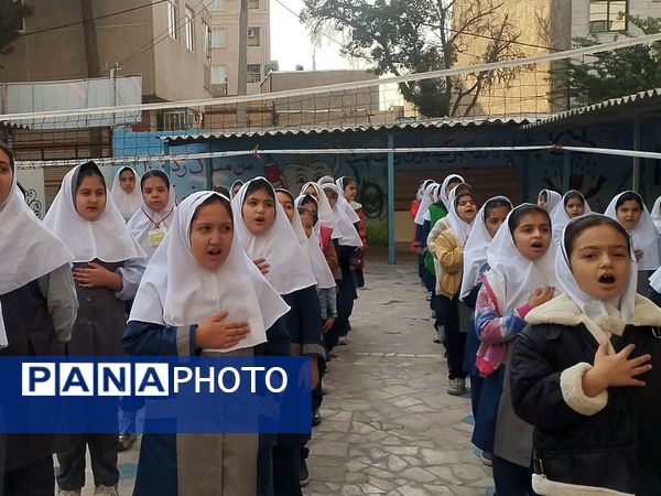 حضور مامور نیروی انتظامی در مدرسه و گفتگوی صمیمی با دانش آموزان و آگاهی بخشی درمورد مسائل امنیتی 