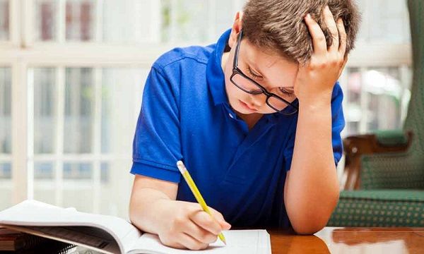 فشار بیش از حد والدین، سلامت روان دانش‌آموزان را تهدید می‌کند
