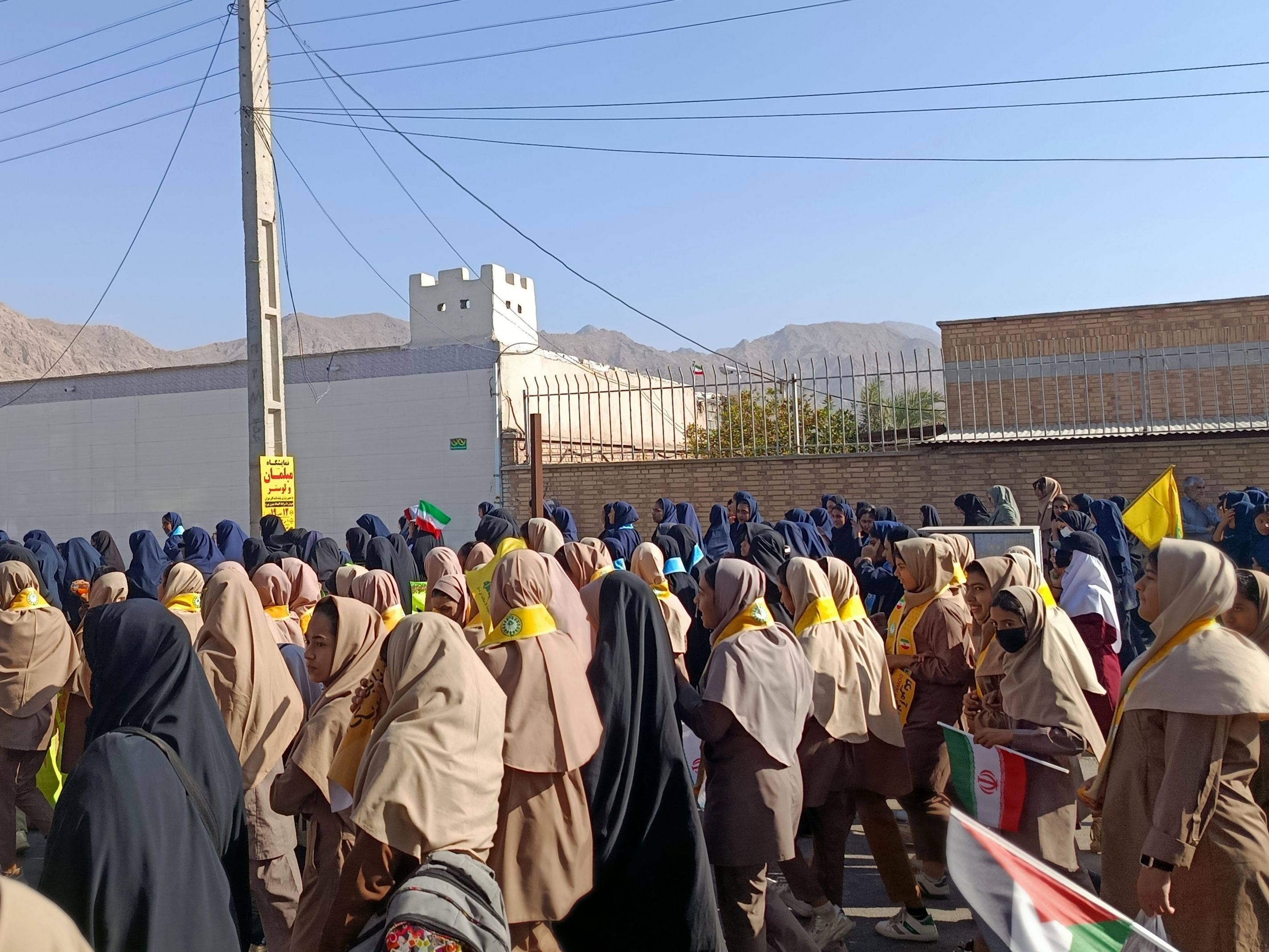 فریاد یک‌پارچهٔ دانش‌آموزان حاجی‌آباد در مسیر استقلال