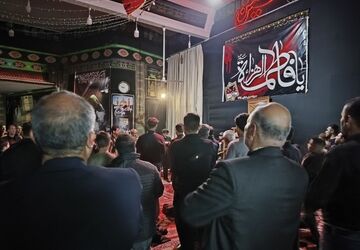 هم‌نوایی دل‌ها در فاطمیه و سینه‌زنی عاشقان زهرا (س) در تکیه حسینی فدافن 