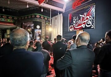 هم‌نوایی دل‌ها در فاطمیه و سینه‌زنی عاشقان زهرا (س) در تکیه حسینی فدافن 