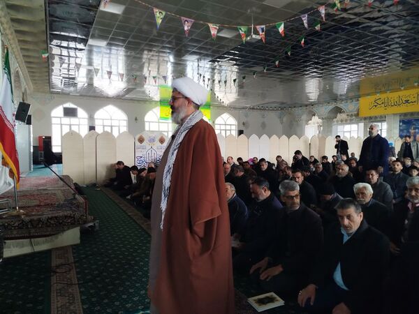 اقامه نماز جماعت بعد از  راهپیمایی در کاشمر 