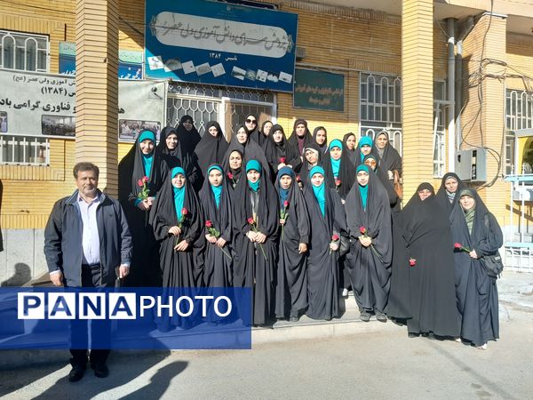 آیین گلباران تمثال امام خمینی(ره) در آغاز دهه فجر