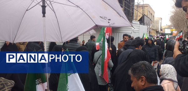 همگام با هم؛ مردم و دانش‌آموزان، شکوه جاودانه ۲۲ بهمن را فریاد می‌زنند