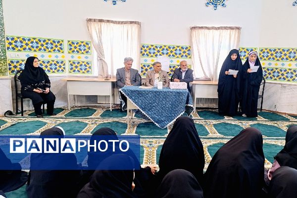 مراسم تجلیل و تکریم مقام آزاده در دبیرستان شاهد شهید حمامی ناحیه ۶ مشهد