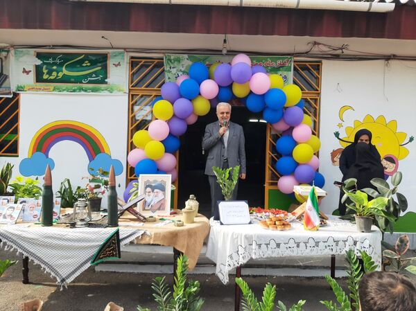 ورود شکوفه‌ها به مدارس در عباس آباد 