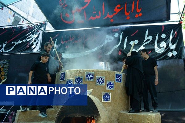 پرچم‌های عزا بر فراز حرم امام رضا(ع)