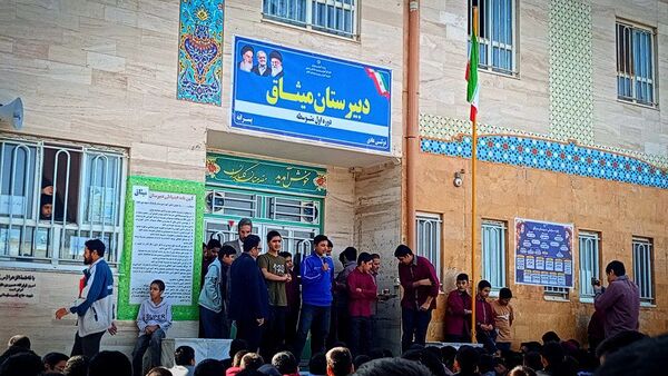کاندیدای شورای دانش آموزی دبیرستان میثاق از برنامه های خود گفتند